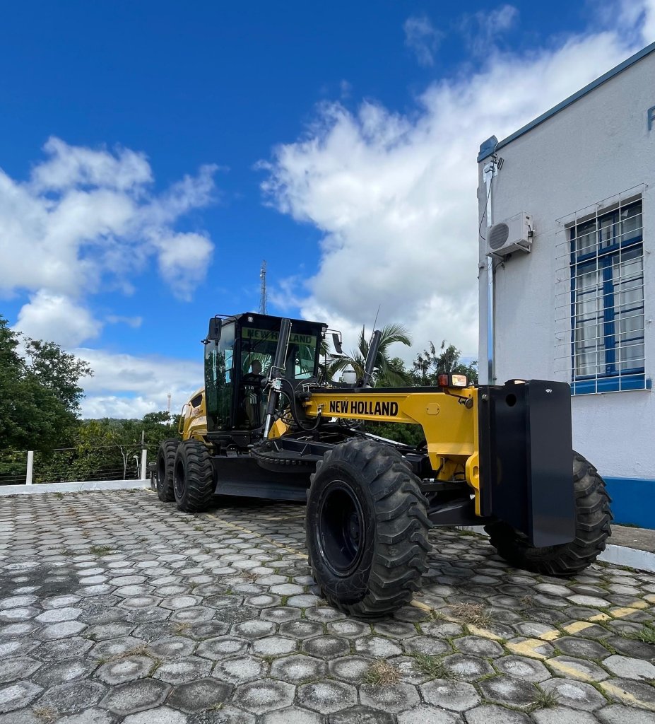 Cerro Azul Recebe Deputado Toninho para Debater Futuro e Entregar Motoniveladora